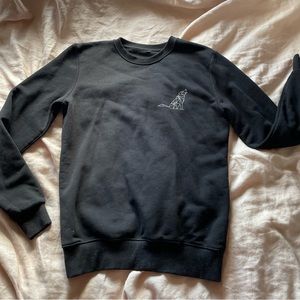 Cozy slightly oversized black sweatshirt with geometric wolf